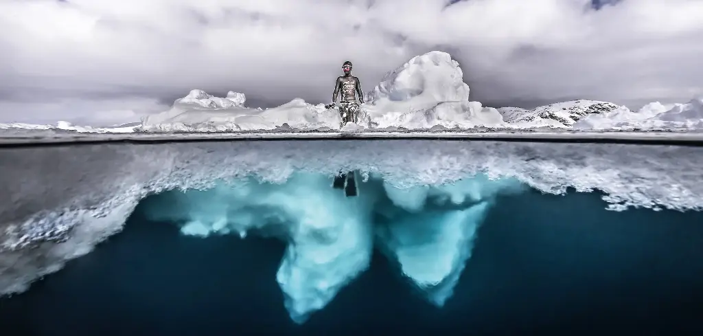 BK-XXL-Planet Ozean-Postkarte »Freitaucherin Anna von Boetticher auf einem Eisberg, Grönland«